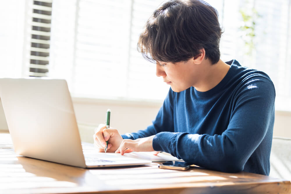 オンラインドイツ語学校で学ぶ日本人男性